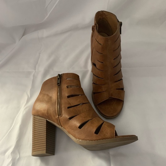 Report brown leather peep toe heeled booties. - Picture 5 of 7